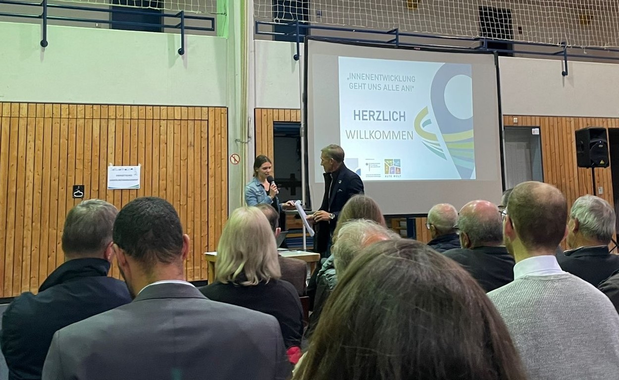 Infoveranstaltung am 09. November 2022 zur Innenentwicklung im Landkreis Kaiserslautern – Strukturlotsin Lena Hoim im Gespräch mit Landrat Ralf Leßmeister Infoveranstaltung am 09. November 2022 zur Innenentwicklung im Landkreis Kaiserslautern – Strukturlotsin Lena Hoim im Gespräch mit Landrat Ralf Leßmeister