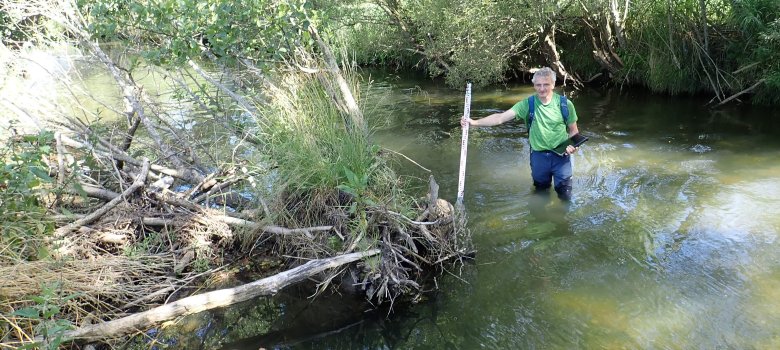 Festgehalten: Raimund Schüller kartiert Gewässerstruktur und Fischhabitate.