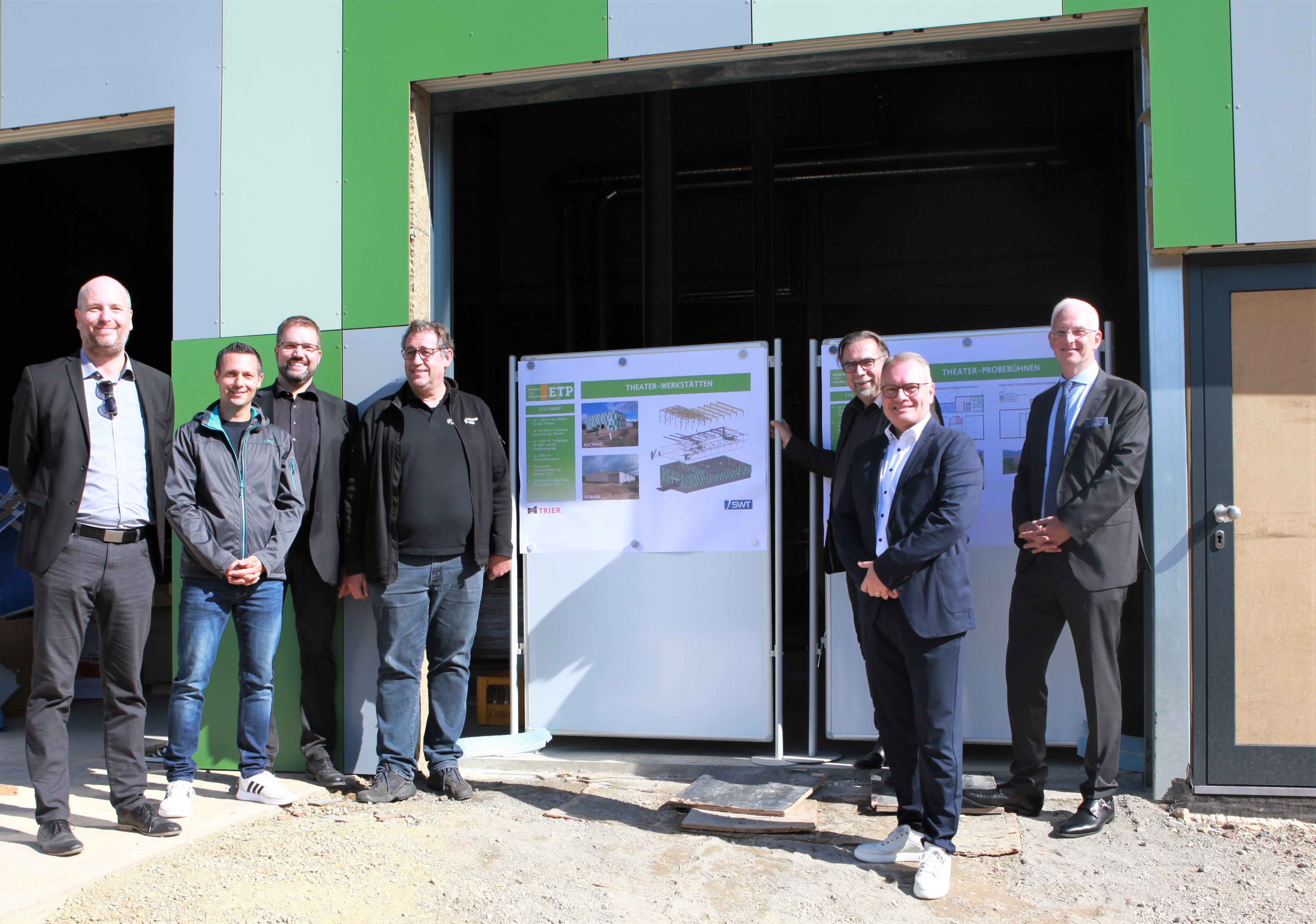 Im neuen Energie- und Technikpark finden auch städtische Einrichtungen wie die Werkstätten des Theaters Trier ein neues und modernes Zuhause. Darüber freuen sich von rechts: Triers Oberbürgermeister Wolfram Leibe, SWT-Vorstand Arndt Müller, Theater-Intendant Manfred Langner, Alexander Roy (Technischer Leiter Theater), Michael Oberhoffer (Projektmitarbeiter SWT) Eric Krischel (Projektmanager Stadt Trier) und Christian Reinert (Projektleiter SWT). Im neuen Energie- und Technikpark finden auch städtische Einrichtungen wie die Werkstätten des Theaters Trier ein neues und modernes Zuhause. Darüber freuen sich von rechts: Triers Oberbürgermeister Wolfram Leibe, SWT-Vorstand Arndt Müller, Theater-Intendant Manfred Langner, Alexander Roy (Technischer Leiter Theater), Michael Oberhoffer (Projektmitarbeiter SWT) Eric Krischel (Projektmanager Stadt Trier) und Christian Reinert (Projektleiter SWT).