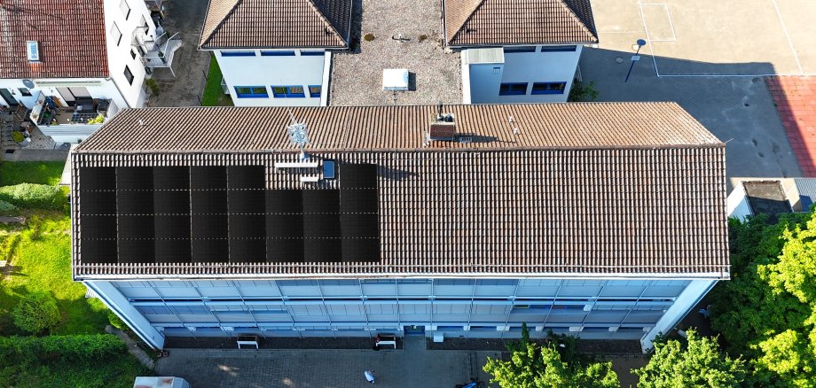 Auf dem Dach der Grundschule Gau-Bischofsheim ist geplant, neben der eigenen Photovoltaikanlage eine weitere zur Volleinspeisung einer Energiegenossenschaft zu errichten, der die Verbandsgemeinde beigetreten ist. Zudem ein bis zwei Windräder