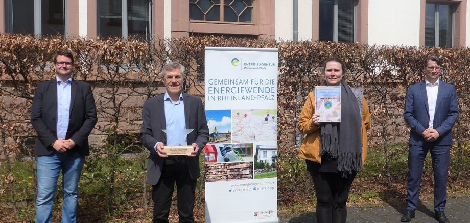 Gemeinsam mit Geschäftsführer Michael Hauer (von rechts nach links) freuten sich die beiden Projektmitarbeiter Sabrina Wolf, Zeljko Brkic und Abteilungsleiter Benjamin Herrmann über die Auszeichnung mit dem „Climate Star“.