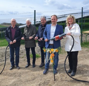 Historische Verbindung: Die (von links) Beigeordneten Winfried Müller und Leo Bleser, der Bürgermeister der Verbandsgemeinde Ulmen, Alfred Steimers, Ortsbürgermeister Tino Pfitzner und Anke Beilstein, Erste Beigeordnete des Landkreises Cochem Zell, schließen die Anlage symbolisch ans Stromnetz an. 