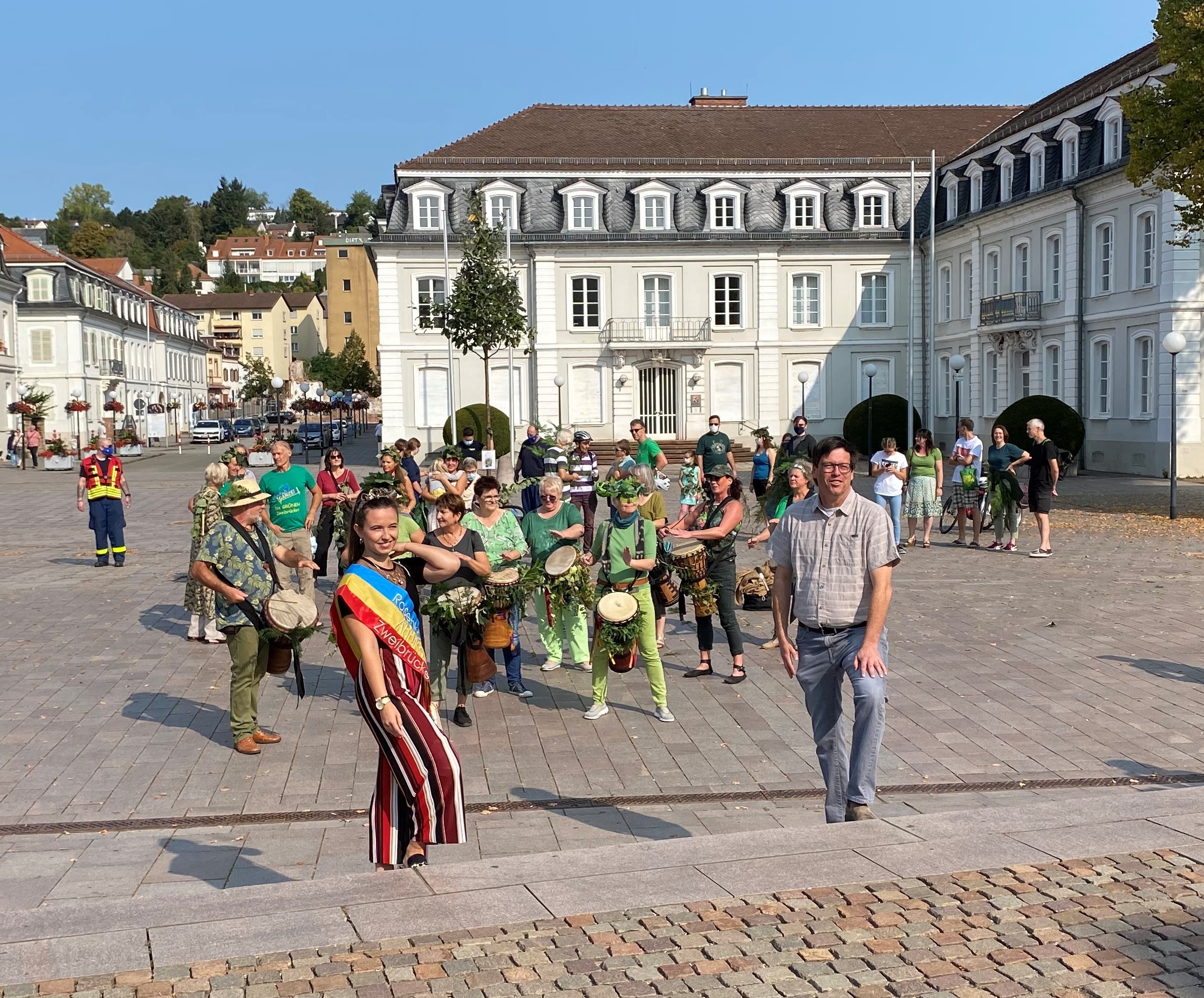 Das „Wandern“ der Bäume wird zum Kultur-Event. Trommler und die Rosenkönigin Annika I. sorgen, angeführt vom Oberbürgermeister, für Leben auf dem Herzogplatz.  Das „Wandern“ der Bäume wird zum Kultur-Event. Trommler und die Rosenkönigin Annika I. sorgen, angeführt vom Oberbürgermeister, für Leben auf dem Herzogplatz.