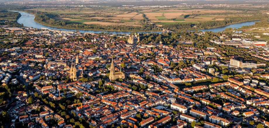 Die Stadt Speyer aus der Luft gesehen. Ein „Digitaler Zwilling“ soll bei der Weiterentwicklung in Richtung Nachhaltigkeit unterstützen