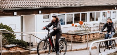 Nutzen das geleaste E-Bike auch für den Weg zum Dienst: die Zoar-Mitarbeiter Doris Keiper und Jörg Weber