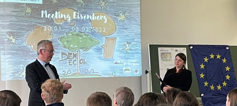 Landrat Rainer Guth und Klimaschutzmanagerin Lena Gilcher zeichnen die Schülerinnen und Schüler in Eisenberg als Klimahelden aus. 