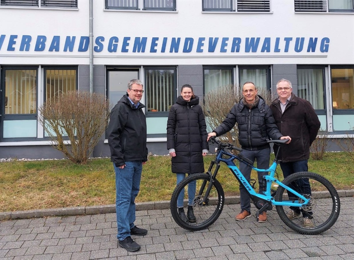 Werben für das Fahrradfahren, auch zum Arbeitsplatz: VG-Bürgermeister Markus Hof (v.l.n.r.), Christina Becher (Klimaschutzmanagement), Peter Jung aus der Finanzabteilung und Thomas Henritzi, ebenfalls vom Klimaschutzmanagement Werben für das Fahrradfahren, auch zum Arbeitsplatz: VG-Bürgermeister Markus Hof (v.l.n.r.), Christina Becher (Klimaschutzmanagement), Peter Jung aus der Finanzabteilung und Thomas Henritzi, ebenfalls vom Klimaschutzmanagement