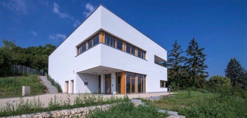 Bei eigenen Bauprojekten setzt der Entsorgungsbetrieb der Stadt Mainz mittlerweile Recyclingbeton ein (im Bild: das Umweltbildungszentrum im Stadtteil Weisenau). Angestrebt wird derzeit auch die Bedingung „RC-Beton“ in den Ausschreibungen aller städtischen Baumaßnahmen. 