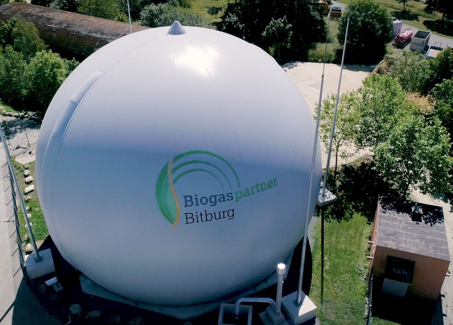 Gasspeicher auf dem Bitburger Flughafen. Das hier gesammelte Biogas wird später aufbereitet und dann ins Erdgasnetz eingespeist Gasspeicher auf dem Bitburger Flughafen. Das hier gesammelte Biogas wird später aufbereitet und dann ins Erdgasnetz eingespeist