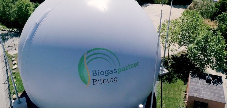Gasspeicher auf dem Bitburger Flughafen. Das hier gesammelte Biogas wird später aufbereitet und dann ins Erdgasnetz eingespeist