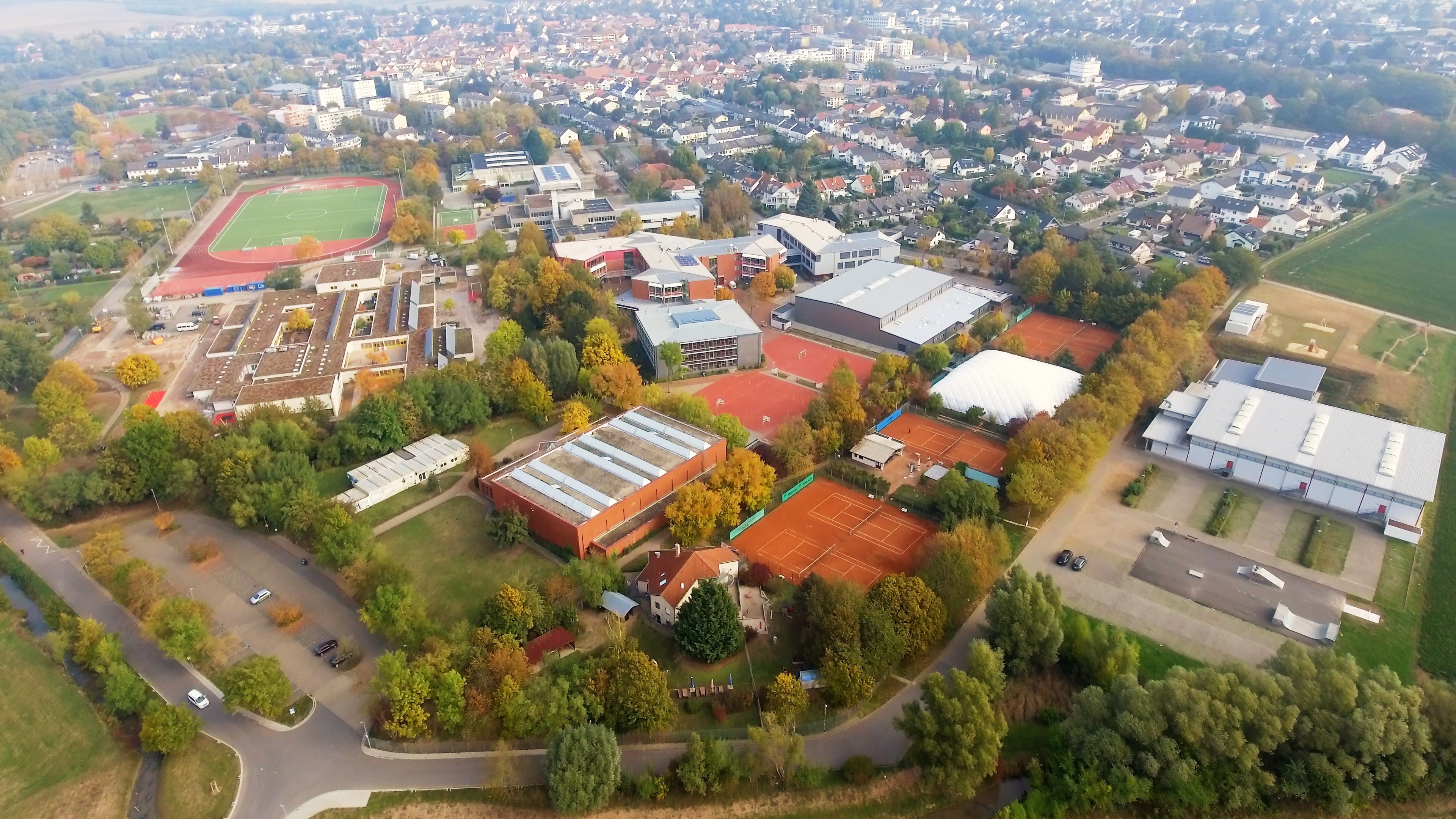 Die Dimensionen des Schulzentrums wird aus der Luft deutlich