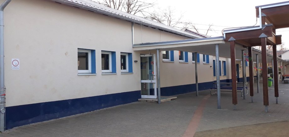 Von außen ist die Sanierung des verschachtelten Schulgebäudes leicht wahrzunehmen. Die besondere Qualität des Sanierungsprojektes steckt jedoch in der Technik. 