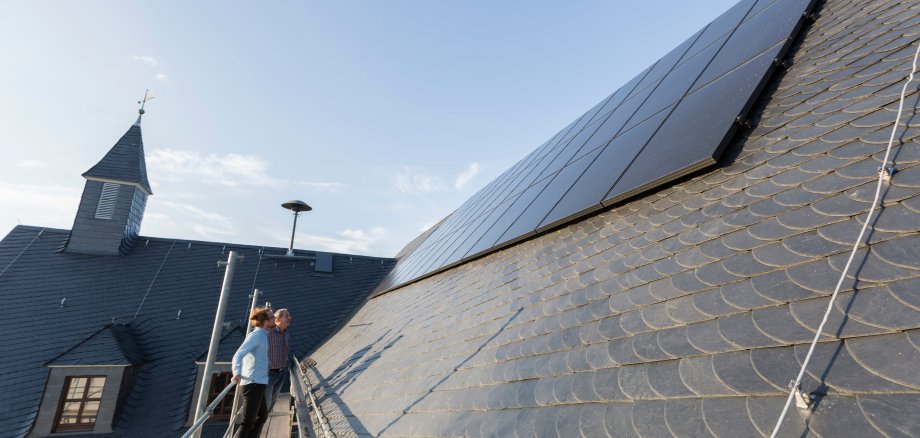Die große Dachfläche des Gemeindehauses von Horn im Hunsrück bietet noch Platz für weitere Photovoltaik-Module. Der Gemeinderat diskutiert derzeit eine Erweiterung, auch um eine Ladestation für Elektro-Fahrzeuge mit Solarstrom zu speisen. 