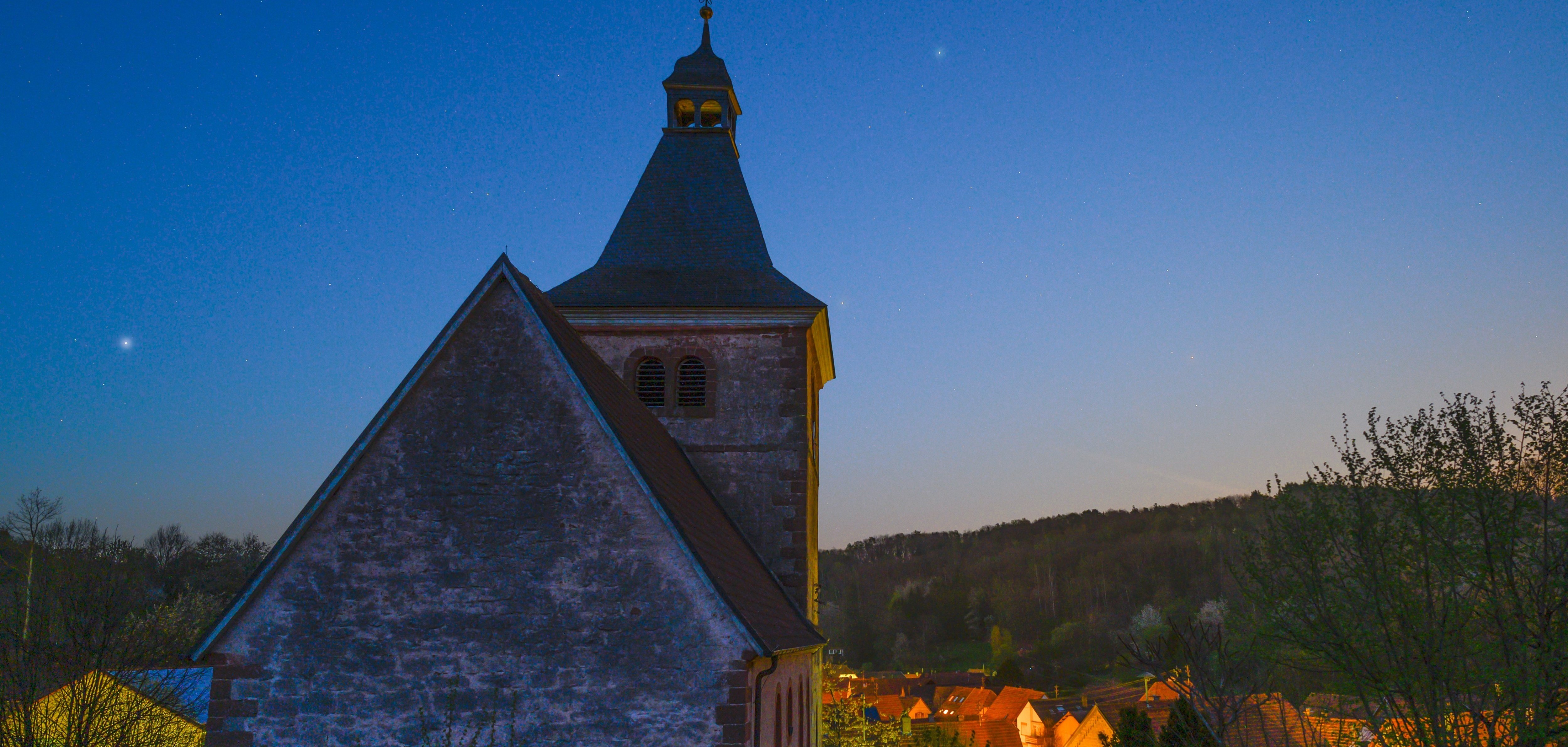 Am Boden muss auf jedes überflüssige Licht verzichtet werden – für den Blick auf die Sterne, aber auch im Sinne des Insektenschutzes. Außerdem spart die Kommune auf diese Weise Stromkosten. Am Boden muss auf jedes überflüssige Licht verzichtet werden – für den Blick auf die Sterne, aber auch im Sinne des Insektenschutzes. Außerdem spart die Kommune auf diese Weise Stromkosten.
