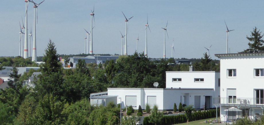 Windkraftanlagen bei Simmern im Rhein-Hunsrück-Kreis. Die Verbandsgemeinde Simmern-Rheinböllen gehört zu den rheinland-pfälzischen Kommune, die über einen Solidarpakt die Pachteinnahmen verteilen