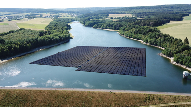 Symbolische Darstellung einer schwimmenden Photovoltaikanlage auf der Steinbachtalsperre Symbolische Darstellung einer schwimmenden Photovoltaikanlage auf der Steinbachtalsperre