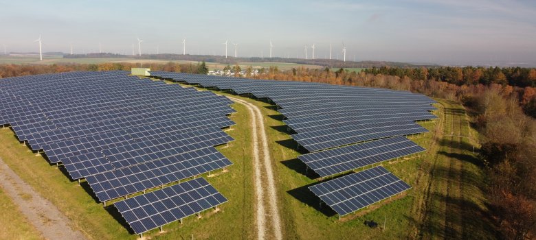 Photovoltaik und Windkraft haben den Rhein-Hunsrück-Kreis bilanziell klimaneutral gemacht. Fachleute aus mehr als 50 Ländern haben sich vor Ort kundig gemacht, wie mit Hilfe von Energiewende-Projekten nachhaltiger Strukturwandel gelingen kann.