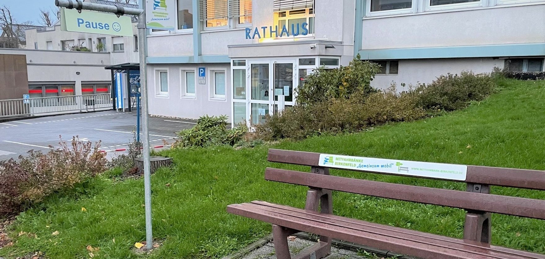 Das Schild zum Umdrehen hängt am Mast neben der Bank. Das Schild zum Umdrehen hängt am Mast neben der Bank.