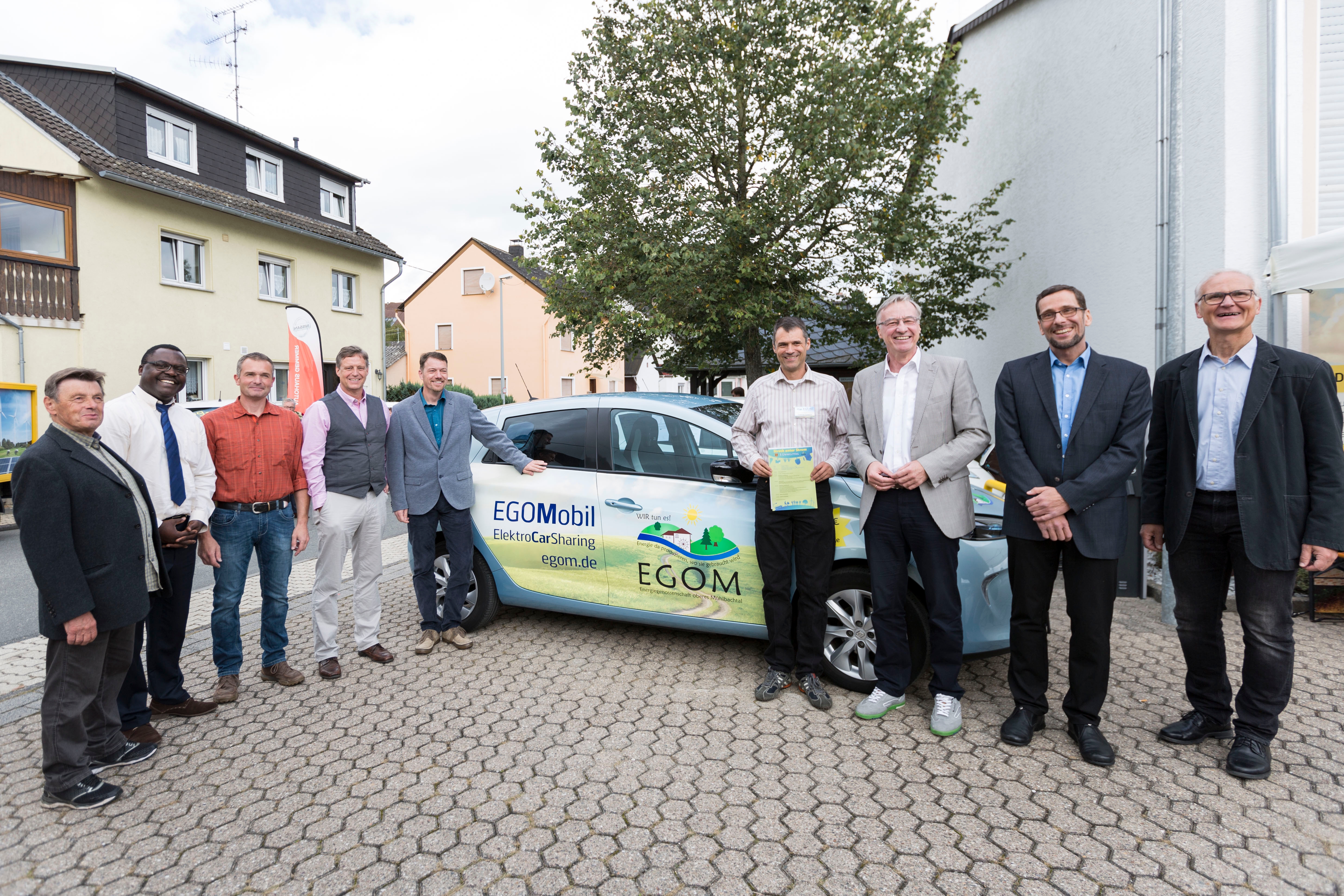 Zum Umwelttag in Strüth gab sich auch Prominenz die Ehre. Neben dem früheren Staatssekretär Dr. Thoma Griese (3.v.r.) Volker Quaschning, Professor für Regenerative Energiesysteme an der Hochschule für Technik und Wirtschaft (HTW) in Berlin, der auf Einladung von Paul Ngahan (2.v.l.) von der Energieagentur Rheinland-Pfalz dort einen viel beachteten Vortrag hielt. Eingerahmt werden sie auf diesem Foto von Strüther Aktiven, unter ihnen Bürgermeister Heiko Koch (5.v.l.) und Gemeinderatsmitglied Klaus Steinbeck links neben ihm