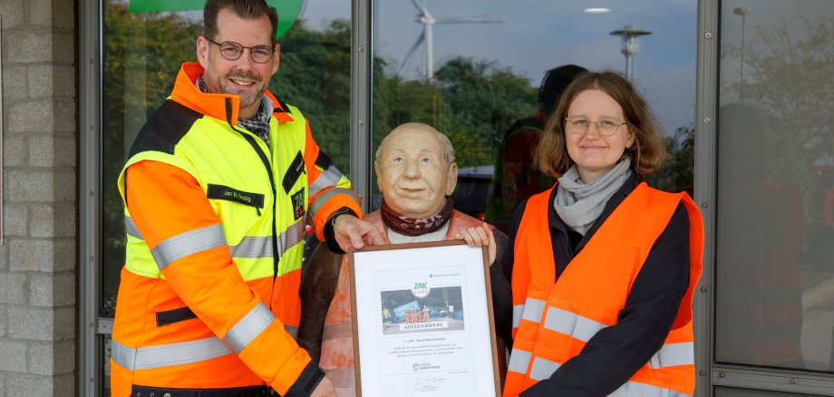  ZAK-Vorstand Jan Deubig und Dr. Mareike Hoffmann (DUH) bei der Verleihung der Auszeichnung als „Grüner Wertstoffhof“. 