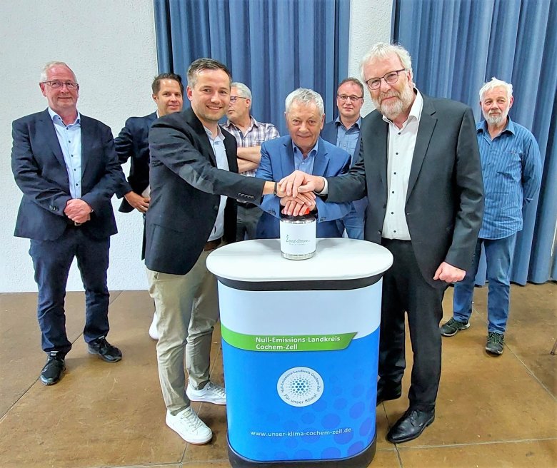 Auftaktveranstaltung zum „Landstrom“ im Mai 2023. Am Startbutton: von links Manuel Klingler (VSE AG), Ex-Landrat Manfred Schnur, Professor Dr.Ralf Simon, dahinter von links Frank Adrat (Energis), Dirk Barbye (unser-klima-cochem-zell e. V.) sowie Albert Jung, Edwin Kesseler und Konrad Johannvom Verein "unser-klima-cochem-zell e. V.“.