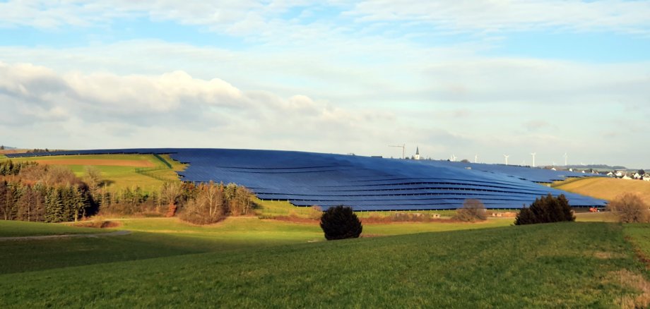 Regionale Energie im Verbund: Aktuell besteht das Kraftwerk aus neun Anlagen mit rund 28 Megawatt Erzeugungsleistung, darunter die Freiflächen-PV-Anlage in Büchel.