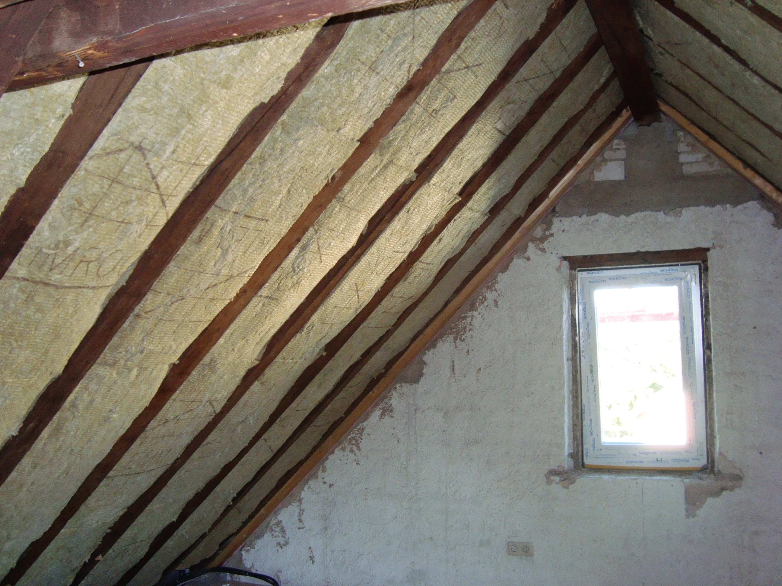 Bei der energetischen Sanierung von Altbauten kommt der Gebäudehülle besondere Bedeutung zu. Dämmung und Fenster-Austausch gehören zu den häufigsten Maßnahmen – auch sie werden in Sprendlingen-Gensingen und im Landkreis Mainz-Bingen aus kommunalen Mitteln gefördert. Bei der energetischen Sanierung von Altbauten kommt der Gebäudehülle besondere Bedeutung zu. Dämmung und Fenster-Austausch gehören zu den häufigsten Maßnahmen – auch sie werden in Sprendlingen-Gensingen und im Landkreis Mainz-Bingen aus kommunalen Mitteln gefördert.