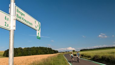 Da geht’s lang: An Verkehrsknoten, in Ortszentren oder an Ausfallstraßen weisen Voll- oder Tabellenwegweiser mit PRR-Routenlogo die Richtung.