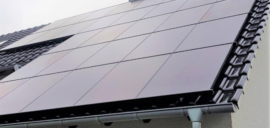 BU Solardach - Kommunaler Beitrag zur Energiezukunft: Das Pachtmodell macht den Umstieg auf Solarenergie auch für jene privaten Hausbesitzer attraktiv, die die hohen Anfangsinvestitionen scheuen. 