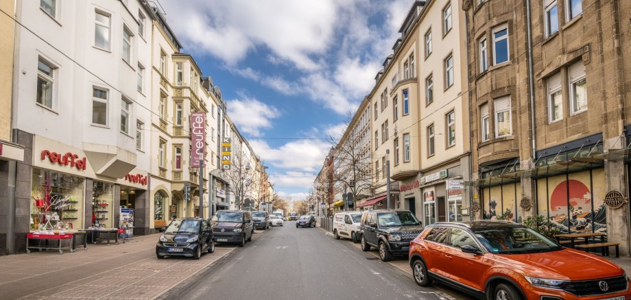 Straße im Stresstest: Die Löhrstraße in der Koblenz City wird zum Reallabor. Hier wird erprobt, wie digitale Anwendungen zur Luftreinhaltung beitragen können. 