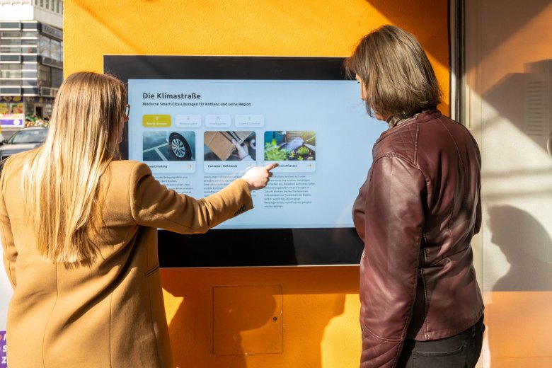 Bürgernähe: Auf dem Touchscreen sind alle Sensordaten einsehbar. Außerdem gibt es weitere Infos zum Projekt Klimastraße. Die Screens werden vielfach von Passanten genutzt. 