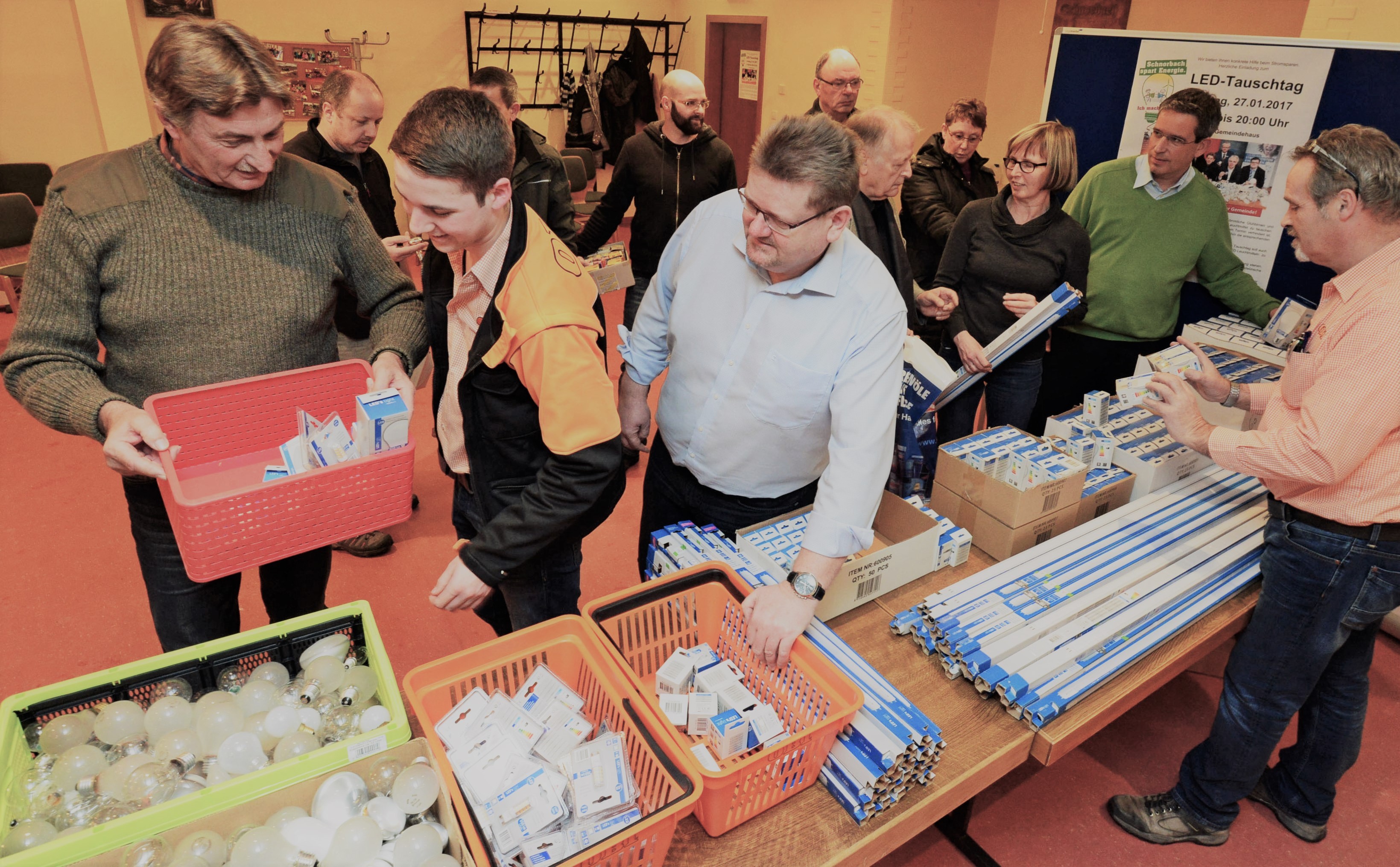 Der Beginn einer sehr erfolgreichen Reihe: In Schnorbach gab es den ersten von mittlerweile 25 LED-Tauschtagen in der Region. Vorn, 3. von links, Ortsbürgermeister Bernd Kunz, weiter hinten in der Schlange Klimaschutzmanager Frank-Michael Uhle (mit grünem Pullover).  Der Beginn einer sehr erfolgreichen Reihe: In Schnorbach gab es den ersten von mittlerweile 25 LED-Tauschtagen in der Region. Vorn, 3. von links, Ortsbürgermeister Bernd Kunz, weiter hinten in der Schlange Klimaschutzmanager Frank-Michael Uhle (mit grünem Pullover).