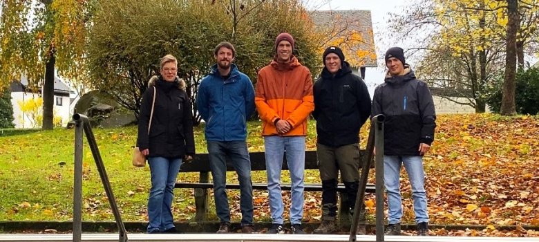 Studierenden der TH Bingen sollen mit ihren Ideen dazu beitragen, den Steinbornpark in Elkenroth attraktiver und umweltfreundlicher zu gestalten. Am Kneipp-Becken hat sich Klimaschutzpatin Elisa Heilig mit (v.l.n.r.) Maximilian Koch, Jakob Thiede, Marvin Hattemer und Jan Siener aufgestellt.