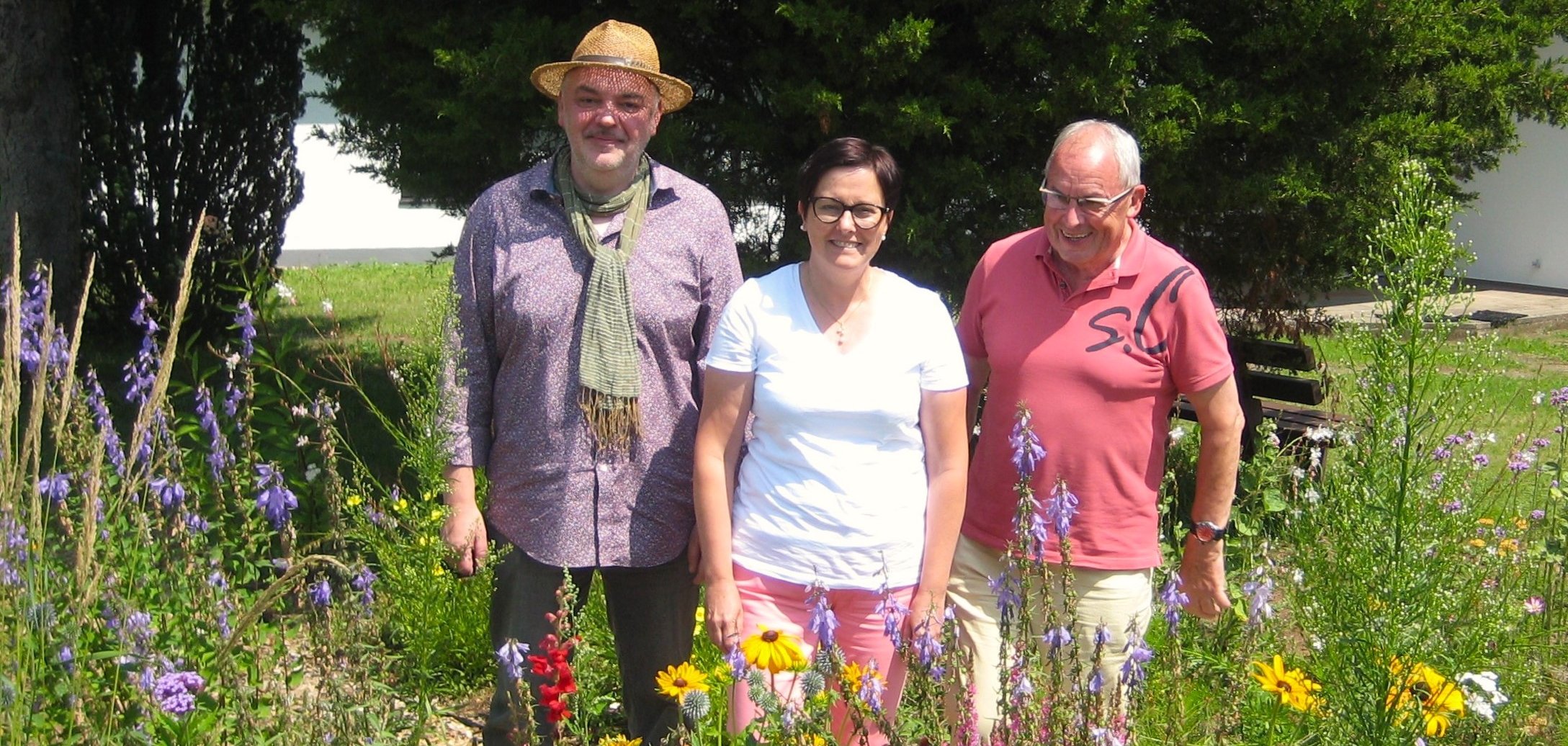 Ein Blühstreifen ist entstanden in Carlsberg – zur Freude von Klimaschutzpatin Dunja Brügging, hier eingerahmt von Ortsbürgermeister Dr. Werner Majunke und Jürgen Buhmann, ebenfalls als Klimaschutzpate aktiv Ein Blühstreifen ist entstanden in Carlsberg – zur Freude von Klimaschutzpatin Dunja Brügging, hier eingerahmt von Ortsbürgermeister Dr. Werner Majunke und Jürgen Buhmann, ebenfalls als Klimaschutzpate aktiv