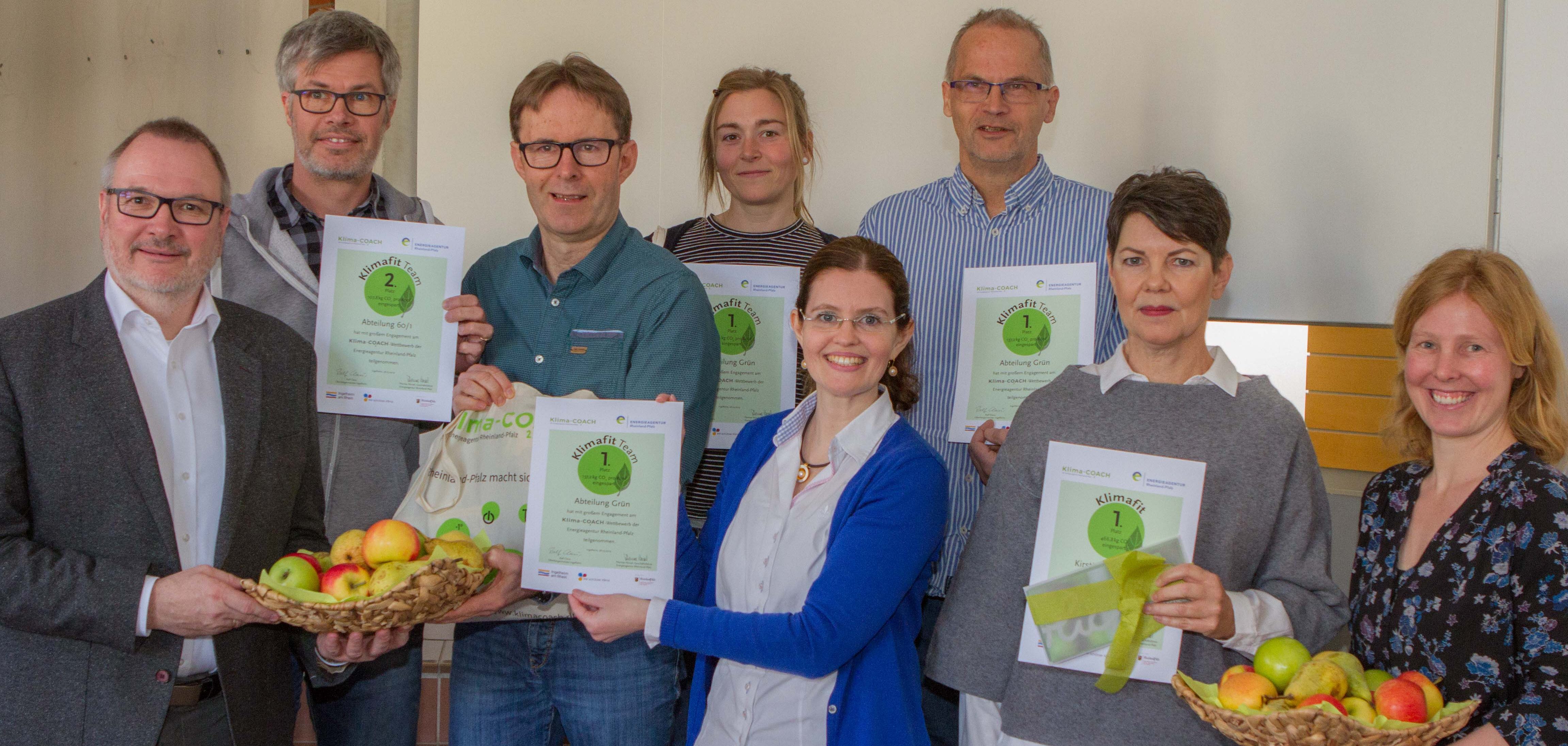 Strahlende Gesichter bei der Präsentation der Wettbewerbsergebnisse: Bei den Siegern stehen Oberbürgermeister Ralf Claus (ganz links), Claudia Lill von der Energieagentur Rheinland-Pfalz (Mitte vorn) sowie die Klimaschutzmanager Georg Leufen-Verkoyen (dritter von rechts) und Elisa Michel-Karacic, Klimaschutzmanagerin (ganz rechts). 