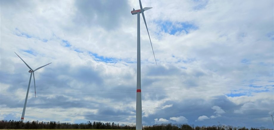Zwei der Windräder im Windpark Kröppen 