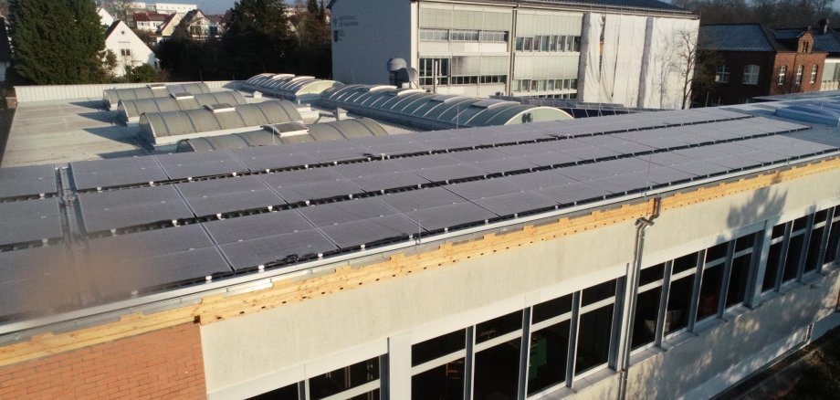 Photovoltaik-Module auf dem nun leicht geneigten Dach und die Nistkästen für Mauersegler sind von außen sichtbar; die Dämmung mit Hanfmatten ist unter der Eindeckung mit Blechen verborgen