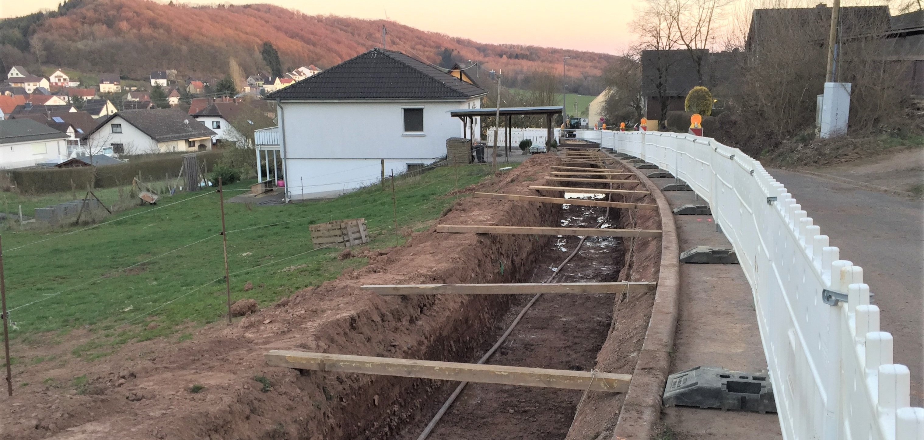 Viel bewegt: Für den Bau des Nahwärmenetzes mussten 8.300 Tonnen Erdmassen bewegt, insgesamt acht Kilometer Rohrleitungen verlegt und mit 1.678 Schweißnähten verbunden 